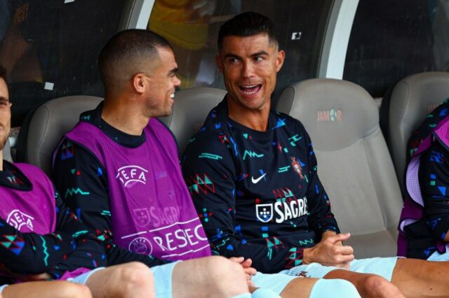 Cristiano Ronaldo de Portugal e Pepe de Portugal gesticulam durante o amistoso internacional entre Portugal e Croácia