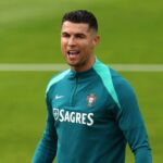 Cristiano Ronaldo, de Portugal, reage durante o treino público de Portugal no Heidewaldstadion, em 14 de junho