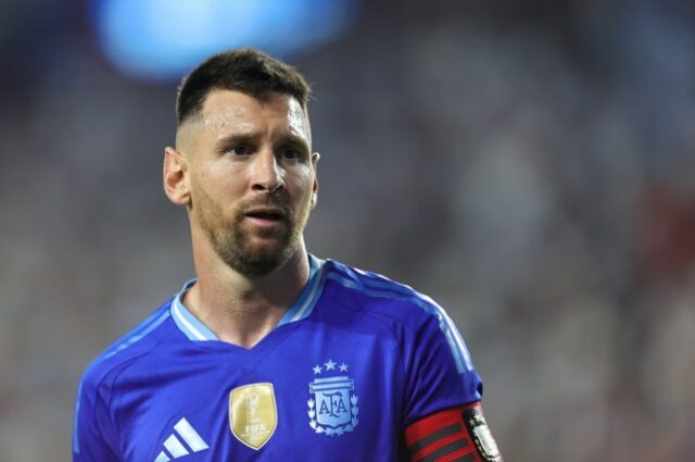 Lionel Messi, da Argentina, observa durante um amistoso internacional contra a Guatemala
