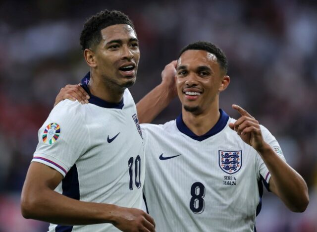 Jude Bellingham, da Inglaterra, comemora depois de marcar um gol com Trent Alexander-Arnold durante a partida da fase de grupos do UEFA EURO 2024 entre Sérvia e Inglaterra, na Arena AufSchalke