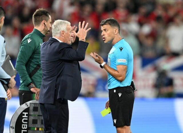 Didier Deschamps, treinador principal da França, confronta o árbitro Jesus Gil Manzano depois que Kylian Mbappe da França recebeu um cartão amarelo durante a partida da fase de grupos do UEFA EURO 2024 entre Áustria e França