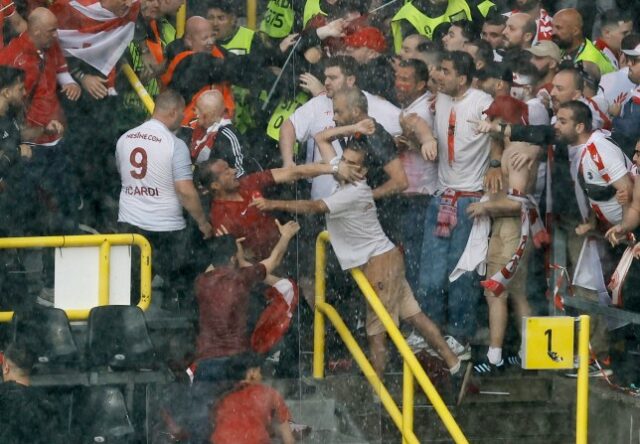 Futebol Futebol - Euro 2024 - Grupo F - Turquia x Geórgia - Dortmund BVB Stadion, Dortmund, Alemanha - 18 de junho de 2024 Torcedores da Turquia e da Geórgia se enfrentam nas arquibancadas antes da partida REUTERS/Leon Kuegeler