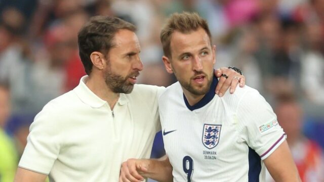 Gareth Southgate, treinador principal da Inglaterra, abraça Harry Kane da Inglaterra quando este deixa o campo após ter sido substituído durante o jogo da fase de grupos do UEFA EURO 2024 entre Dinamarca e Inglaterra