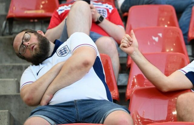 Um torcedor da Inglaterra adormeceu durante o empate da Inglaterra com a Eslovênia 