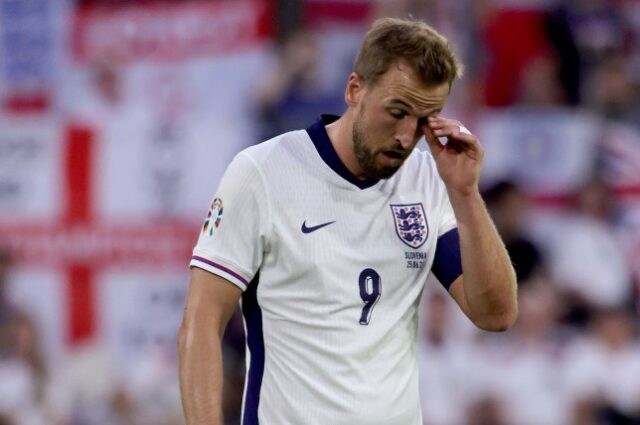 Harry Kane, da Inglaterra, observa durante o jogo de futebol do grupo C do UEFA EURO 2024, entre Inglaterra e Eslovênia