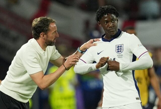 O técnico da Inglaterra, Gareth Southgate (à esquerda), fala com Kobbie Mainoo na linha lateral durante a partida do Grupo C da UEFA Euro 2024, no Estádio de Colônia, em Colônia, Alemanha.  Data da foto: terça-feira, 25 de junho de 2024. Foto PA.  Veja a história da PA SOCCER England.  O crédito da foto deve ser: Martin Rickett/PA Wire.  RESTRIÇÕES: Uso sujeito a restrições FA.  Apenas para uso editorial.  Uso comercial somente com consentimento prévio por escrito da FA.  Nenhuma edição, exceto corte.