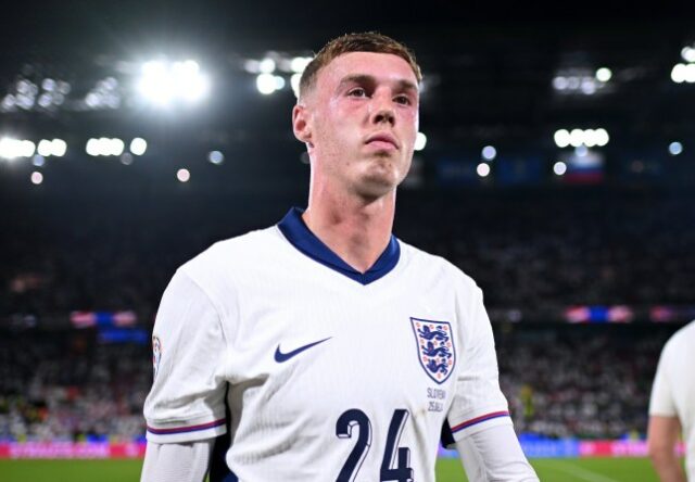 Cole Palmer, da Inglaterra, assiste em tempo integral após o empate da equipe na partida da fase de grupos do UEFA EURO 2024 entre Inglaterra e Eslovênia, no Estádio de Colônia