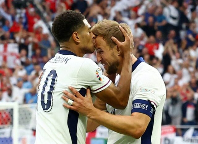 Jude Bellingham, da Inglaterra, comemora seu primeiro gol com Harry Kane contra a Eslováquia na Euro 2024