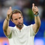 O técnico da Inglaterra, Gareth Southgate, gesticula para os torcedores após vencer a partida das oitavas de final da UEFA Euro 2024, na Arena AufSchalke, em Gelsenkirchen