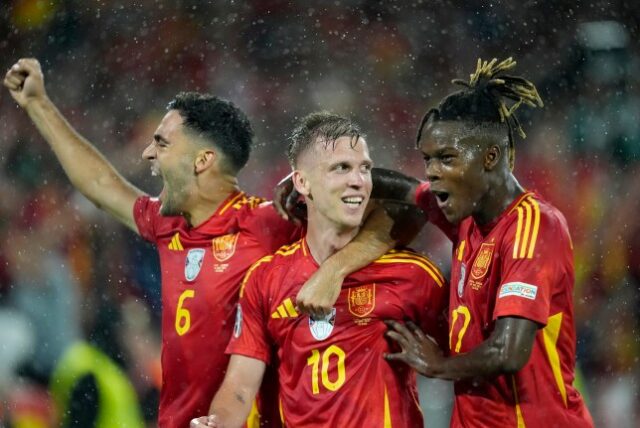 Dani Olmo, da Espanha, comemora com os espanhóis Mikel Merino e Nico Williams (à direita) depois de marcar o quarto gol de sua equipe durante a partida das oitavas de final da UEFA Euro 2024, no Estádio de Colônia, em Colônia, Alemanha