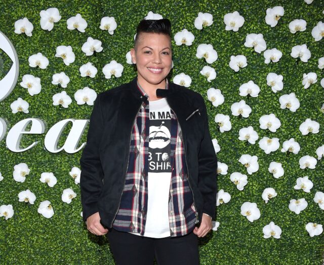 Sara Ramirez posa no tapete vermelho do The EYEspeak Summit