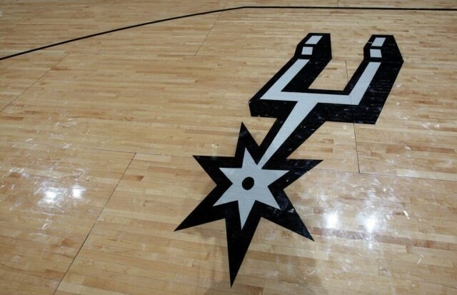 SAN ANTONIO - 18 DE ABRIL: O logotipo do San Antonio Spurs no primeiro jogo das quartas de final da Conferência Oeste durante os playoffs da NBA de 2009 no AT&T Center em 18 de abril de 2009 em San Antonio, Texas.  NOTA AO USUÁRIO: O Usuário reconhece e concorda expressamente que, ao baixar e/ou usar esta fotografia, o Usuário está concordando com os termos e condições do Contrato de Licença da Getty Images.