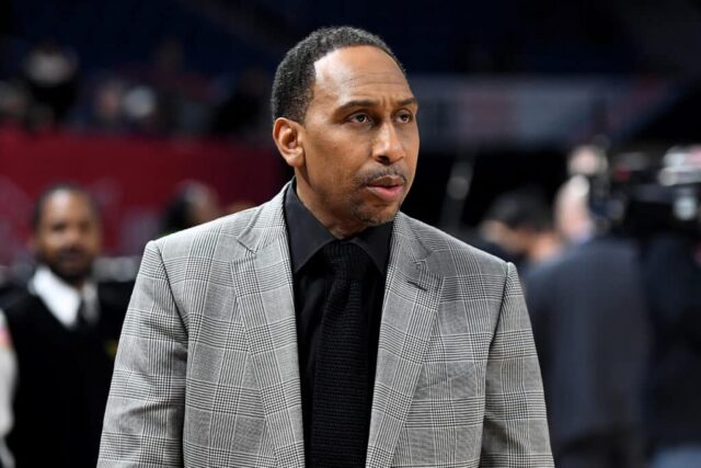 O técnico Stephen A. Smith, do time Stephen A., observa antes do 2020 NBA All-Star Celebrity Game apresentado por Ruffles na Wintrust Arena em 14 de fevereiro de 2020 em Chicago, Illinois.