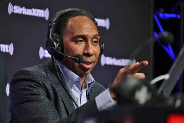 Stephen A. Smith comparece ao SiriusXM no Super Bowl LVII em 9 de fevereiro de 2023 em Phoenix, Arizona.