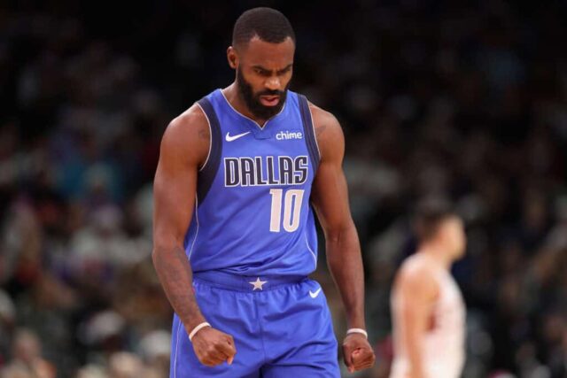 PHOENIX, ARIZONA - 25 DE DEZEMBRO: Tim Hardaway Jr. # 10 do Dallas Mavericks reage a um arremesso de três pontos contra o Phoenix Suns durante a segunda metade do jogo da NBA no Footprint Center em 25 de dezembro de 2023 em Phoenix, Arizona.  Os Mavericks derrotaram os Suns por 128-114.  NOTA AO USUÁRIO: O Usuário reconhece e concorda expressamente que, ao baixar e/ou usar esta fotografia, o Usuário está concordando com os termos e condições do Contrato de Licença da Getty Images.