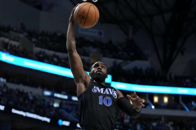 DALLAS, TEXAS - FEVEREIRO 03: Tim Hardaway Jr. # 10 do Dallas Mavericks faz uma jogada para a cesta durante o primeiro tempo contra o Milwaukee Bucks no American Airlines Center em 3 de fevereiro de 2024 em Dallas, Texas.  NOTA AO USUÁRIO: O Usuário reconhece e concorda expressamente que, ao baixar e/ou usar esta fotografia, o Usuário está concordando com os termos e condições do Contrato de Licença da Getty Images.