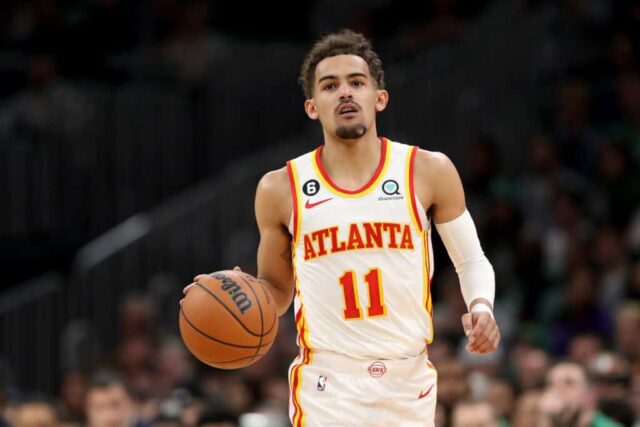 Trae Young # 11 do Atlanta Hawks dribla contra o Boston Celtics durante o primeiro quarto do quinto jogo dos Playoffs da Primeira Rodada da Conferência Leste no TD Garden em 25 de abril de 2023 em Boston, Massachusetts.  NOTA AO USUÁRIO: O Usuário reconhece e concorda expressamente que, ao baixar e/ou usar esta fotografia, o Usuário está concordando com os termos e condições do Contrato de Licença da Getty Images.