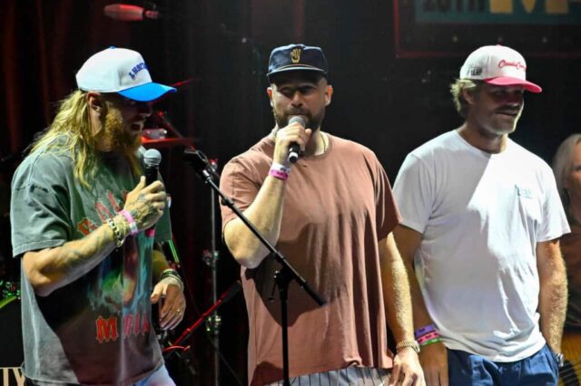 NASHVILLE, TENNESSEE - 18 DE JUNHO: (LR) George Kittle, Travis Kelce e Greg Olsen falam no palco durante o concerto Tight Ends & Friends no Brooklyn Bowl Nashville em 18 de junho de 2024 em Nashville, Tennessee. 