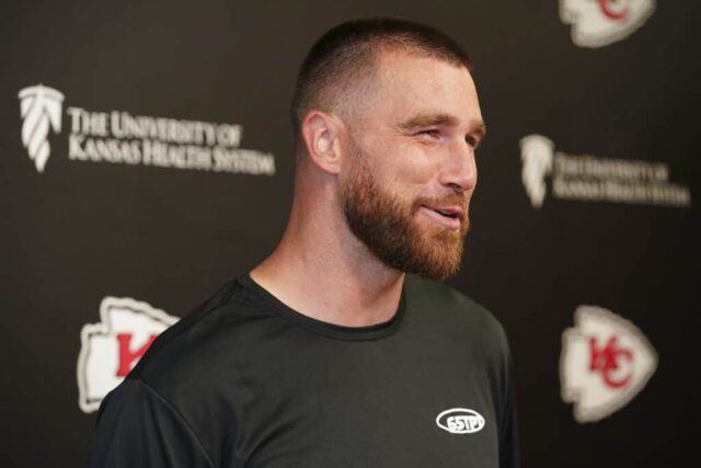 Travis Kelce nº 87 do Kansas City Chiefs fala à imprensa durante o Chiefs Mini Camp em 13 de junho de 2023 no Arrowhead Stadium em Kansas City, Missouri.