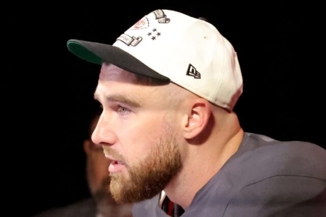 Travis Kelce nº 87 do Kansas City Chiefs fala durante uma coletiva de imprensa depois que o Philadelphia Eagles perdeu para o Kansas City Chiefs no Super Bowl LVII no State Farm Stadium em 12 de fevereiro de 2023 em Glendale, Arizona.