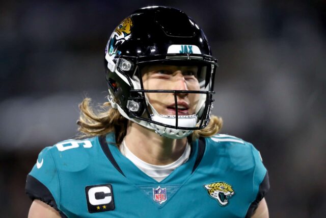 Trevor Lawrence # 16 do Jacksonville Jaguars reage após uma jogada contra o Los Angeles Chargers durante a segunda metade do jogo do playoff AFC Wild Card no TIAA Bank Field em 14 de janeiro de 2023 em Jacksonville, Flórida.