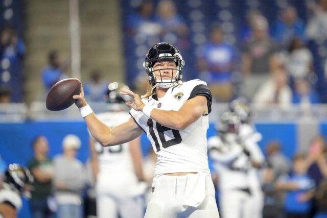 Trevor Lawrence nº 16 do Jacksonville Jaguars passa a bola durante o aquecimento antes do jogo da pré-temporada contra o Detroit Lions no Ford Field em 19 de agosto de 2023 em Detroit, Michigan.