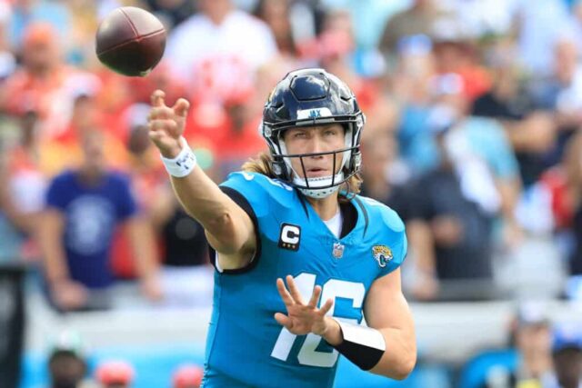 Trevor Lawrence #16 do Jacksonville Jaguars lança um passe durante o primeiro quarto contra o Kansas City Chiefs no EverBank Stadium em 17 de setembro de 2023 em Jacksonville, Flórida.