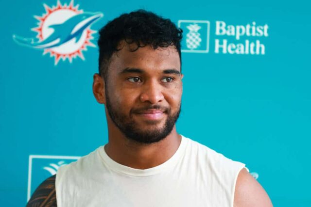 Tua Tagovailoa nº 1 do Miami Dolphins fala à mídia após o treino do campo de treinamento no Baptist Health Training Complex em 26 de julho de 2023 em Miami Gardens, Flórida.