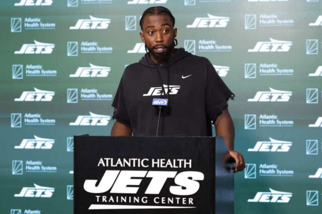 FLORHAM PARK, NOVA JERSEY - 11 DE JUNHO: Tyrod Taylor do New York Jets fala à mídia durante o Minicamp obrigatório do New York Jets no Atlantic Health Jets Training Center em 11 de junho de 2024 em Florham Park, Nova Jersey. 