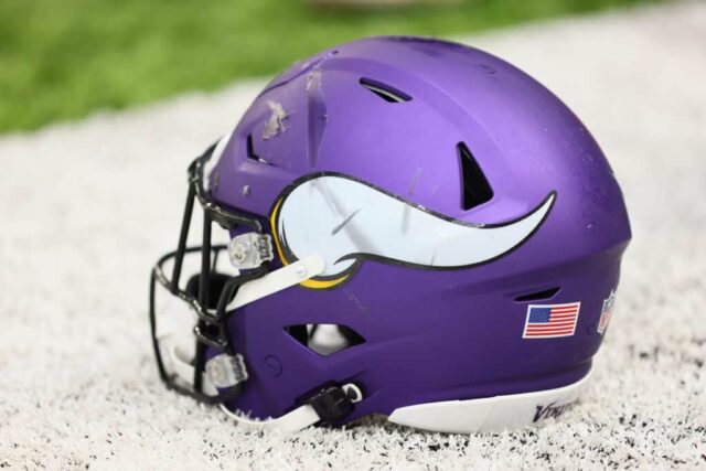 Um capacete do Minnesota Vikings em campo antes de um treino no US Bank Stadium em 7 de agosto de 2021 em Minneapolis, Minnesota.
