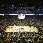 As cerimônias pré-jogo acontecem antes do jogo 1 das finais da NBA de 2018 entre o Golden State Warriors e o Cleveland Cavaliers na ORACLE Arena em 31 de maio de 2018 em Oakland, Califórnia.  NOTA AO USUÁRIO: O Usuário reconhece e concorda expressamente que, ao baixar e/ou usar esta fotografia, o Usuário está concordando com os termos e condições do Contrato de Licença da Getty Images.