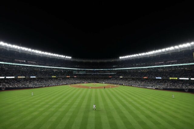 NOVA IORQUE, NOVA IORQUE - 21 DE JUNHO: Uma visão geral do jogo entre o New York Yankees e o Atlanta Braves durante a oitava entrada no Yankee Stadium em 21 de junho de 2024 no bairro do Bronx, na cidade de Nova York.