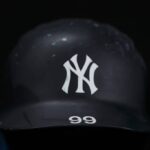 O capacete de batedor de Aaron Judge # 99 do New York Yankees fica no banco de reservas dos Yankees antes do jogo contra o Toronto Blue Jays no Rogers Centre em 28 de setembro de 2022 em Toronto, Canadá.