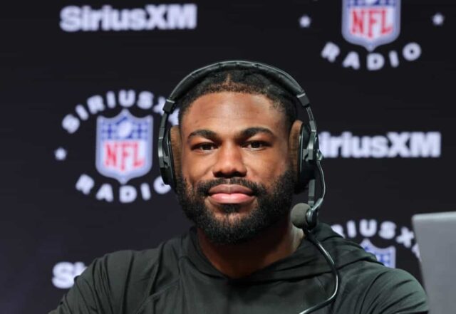 LAS VEGAS, NEVADA - 08 DE FEVEREIRO: Zack Moss fala no SiriusXM no Super Bowl LVIII em 8 de fevereiro de 2024 em Las Vegas, Nevada.