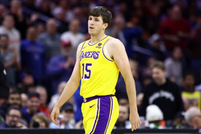 FILADÉLFIA, PENSILVÂNIA - 27 DE NOVEMBRO: Austin Reaves nº 15 do Los Angeles Lakers assiste durante o terceiro quarto contra o Philadelphia 76ers no Wells Fargo Center em 27 de novembro de 2023 na Filadélfia, Pensilvânia.  NOTA AO USUÁRIO: O Usuário reconhece e concorda expressamente que, ao baixar e/ou usar esta fotografia, o Usuário está concordando com os termos e condições do Contrato de Licença da Getty Images.