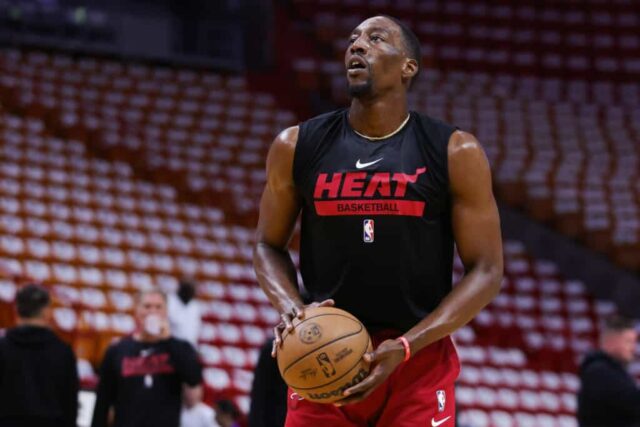 Bam Adebayo # 13 do Miami Heat se aquece antes de enfrentar o Boston Celtics no quarto jogo das finais da Conferência Leste no Kaseya Center em 23 de maio de 2023 em Miami, Flórida.  NOTA AO USUÁRIO: O Usuário reconhece e concorda expressamente que, ao baixar e/ou usar esta fotografia, o Usuário está concordando com os termos e condições do Contrato de Licença da Getty Images.