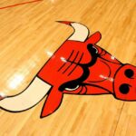 CHICAGO, IL - 15 DE FEVEREIRO: Um logotipo do Chicago Bulls é visto no chão antes de um jogo entre o Bulls e o Charlotte Bobcats no United Center em 15 de fevereiro de 2011 em Chicago, Illinois.  Os Bulls derrotaram os Bobcats por 106-94.  NOTA AO USUÁRIO: O Usuário reconhece e concorda expressamente que, ao baixar e/ou usar esta fotografia, o Usuário está concordando com os termos e condições do Contrato de Licença da Getty Images.