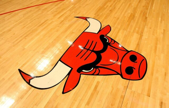 CHICAGO, IL - 15 DE FEVEREIRO: Um logotipo do Chicago Bulls é visto no chão antes de um jogo entre o Bulls e o Charlotte Bobcats no United Center em 15 de fevereiro de 2011 em Chicago, Illinois.  Os Bulls derrotaram os Bobcats por 106-94.  NOTA AO USUÁRIO: O Usuário reconhece e concorda expressamente que, ao baixar e/ou usar esta fotografia, o Usuário está concordando com os termos e condições do Contrato de Licença da Getty Images. 