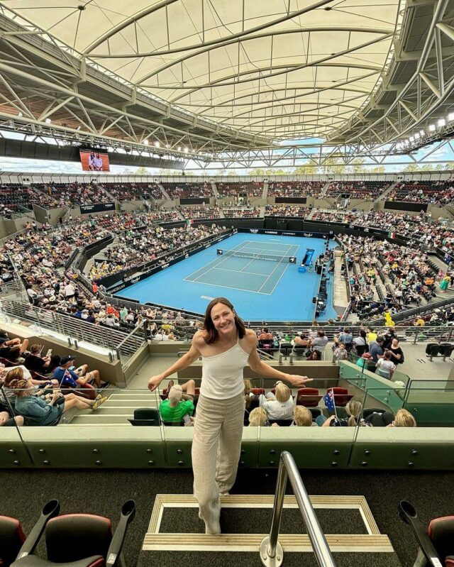 Cate Campbell posa em frente à piscina