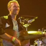 Chris Martin do Coldplay se apresenta como a banda como atração principal no palco Pyramid durante o quarto dia do Festival de Glastonbury 2024 em Worthy Farm, Pilton, em 29 de junho de 2024