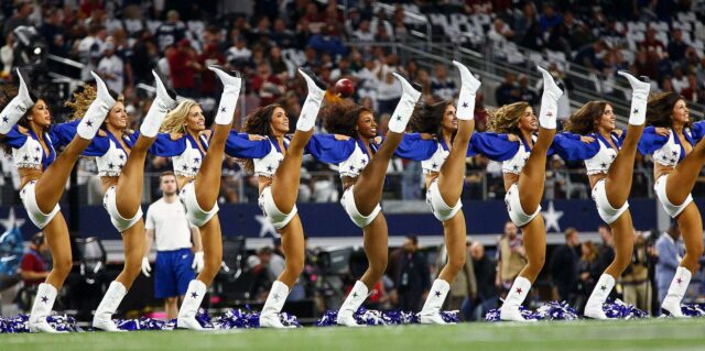 Linha de chute do Dallas Cowboys Cheerleaders no jogo Dallas Cowboys x Washington Redskins