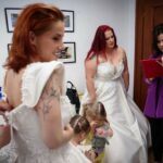 Na Albânia, 2 mulheres contra o país com casamento no telhado