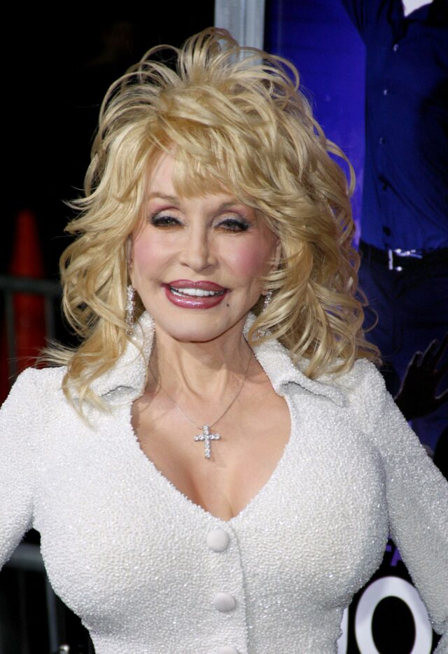 Dolly Parton sorrindo