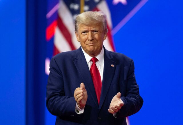 Donald Trump aplaudindo no CPAC 2023