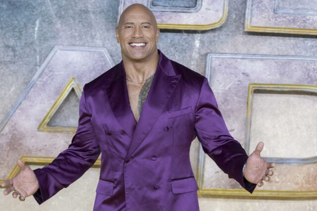 Dwayne Johnson em um smoking roxo