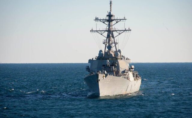 Tripulação abandona navio de carga atingido por ataques de mísseis Houthi no Golfo de Áden: EUA