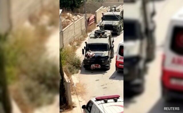 Forças israelenses ferem palestino, amarram-no em cima de um veículo e vão embora