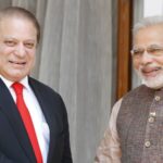 Nawaz Sharif era primeiro-ministro do Paquistão quando viajou para a Índia em 2014 para participar na primeira cerimónia de prestação de juramento de Modi.  (Harish Tyagi/EPA)