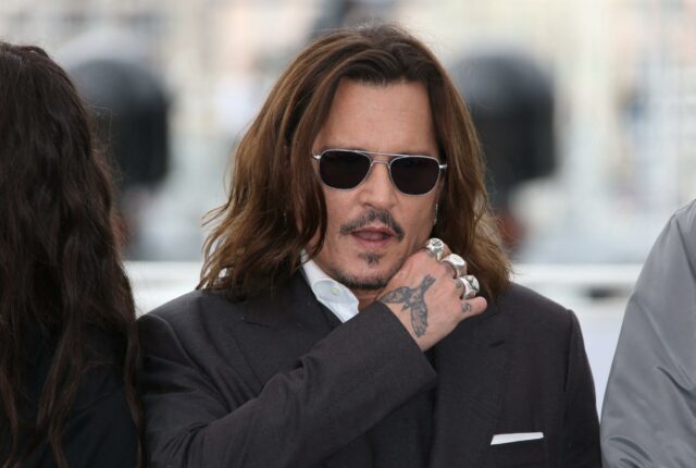 Johnny Depp de óculos escuros