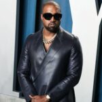 Kanye West vestindo um terno preto